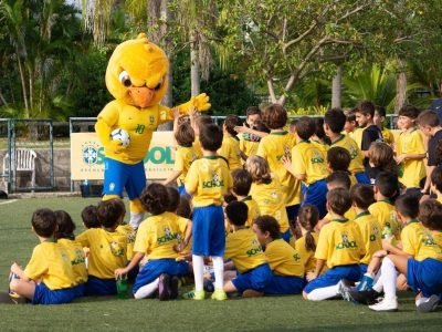 rio-de-janeiro-brazil-01st-june-2019-canarinho-mascot-of-the-brazilian-national-team-performing-at-the-cbf-school-school-of-the-brazilian-soccer-team-in-barra-da-tijuca-rio-de-janeiro-credit-cristi